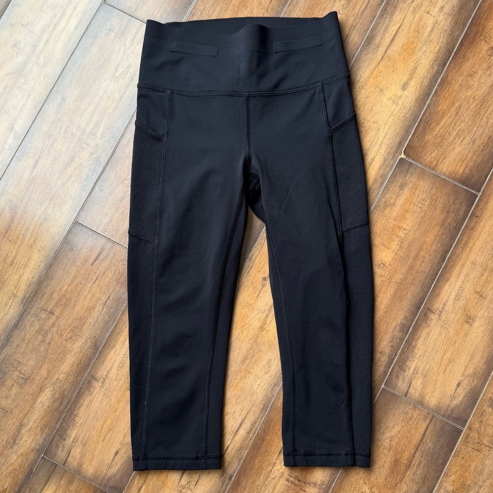 Lululemon Women’s Athletic Black Crop/Capri Leggings, Size 4, Zipper Pocket